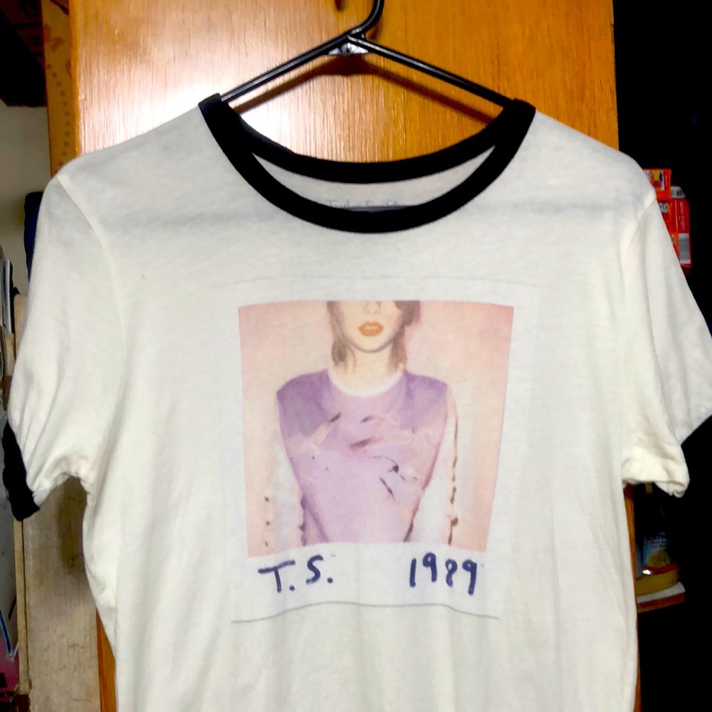 TAYLOR SWIFT 1989 TOUR T-SHIRT SZ L